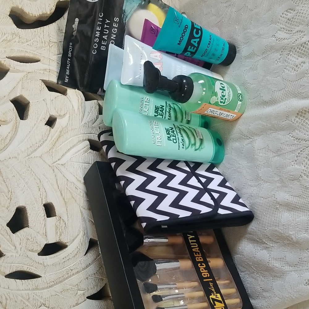 NEW!-10 pc Set- Garnier Fructis -Makeup Brush 9pc-32 sponges-Travel Makeup bag